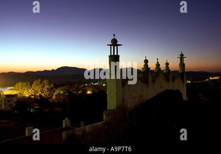 Mur de prière musulman sur une colline au-dessus du village sud indien de Puttaparthi. Andhra Pradesh, Inde Banque D'Images