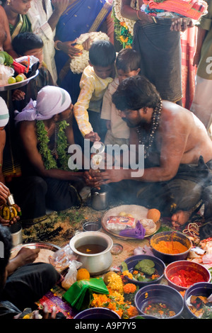 Les dévots d'ayyappa indiens effectuer une puja avant de réglage sur un pèlerinage temple Banque D'Images