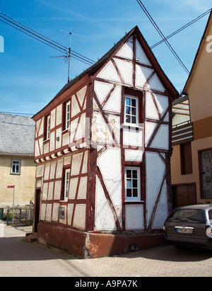 Maison, Allemagne - petite vieille maison à colombages à Rhens, Rhénanie Banque D'Images