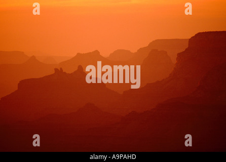 Le Parc National du Grand Canyon, South Rim, Arizona, USA - Sunset Silhouette et dramatique Ciel Orange sur Couches Paysage de montagne Banque D'Images