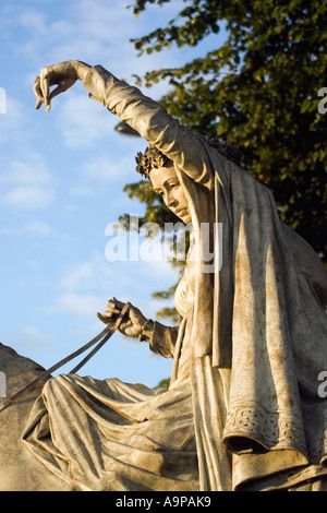 Belle Dame / sculpture statue en bronze sur un welsh cob cheval près de Banbury Cross. Banbury, Oxfordshire, Angleterre Banque D'Images