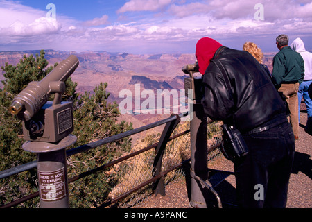 Le Parc National du Grand Canyon, South Rim, Arizona, USA - touristes chez Rim Trail vue surplombant la rivière Colorado Banque D'Images