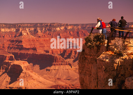Visiteurs à un point de vue sur la rive sud avec vue sur le Grand Canyon dans le Parc National du Grand Canyon dans l'état de l'Arizona USA Banque D'Images