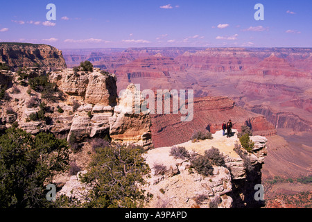 Visiteurs à un point de vue sur la rive sud avec vue sur le Grand Canyon dans le Parc National du Grand Canyon dans l'état de l'Arizona USA Banque D'Images
