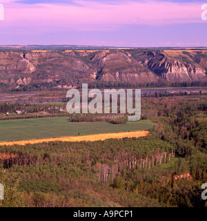 Les champs de céréales au moment de la récolte, le long de la rivière de la paix et la vallée au nord-est de la Colombie-Britannique, Canada Banque D'Images