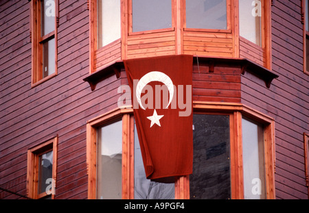 Le drapeau national turc est suspendu à la façade d'une baraque en bois typique du quartier de Sultanahmet Istanbul Turquie Banque D'Images