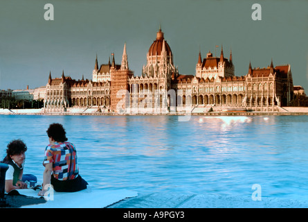 Budapest Hungary, hommes hongrois le pique-nique en face de "Parlement Building' sur 'Driver' du Danube au crépuscule Banque D'Images