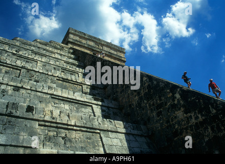 Quintana Roo Mexique Chichen Itza El Castillo personnes ordre décroissant les escaliers de la pyramide Banque D'Images