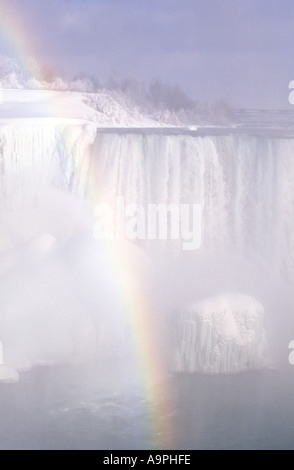 USA New York Niagara Falls Niagara Falls en hiver avec rainbow Banque D'Images