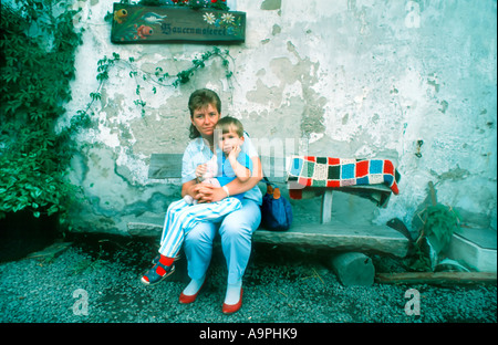 (Ancien) Berlin-est Allemagne, Portrait mère et fils allemands dans les genoux à l'extérieur sur le banc public, 1990, style de vie berlin-est, photographies de famille Banque D'Images