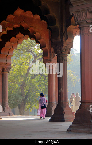 Arches et Femme avec enfant dans Diwan-i-Am, le Fort Rouge (Shahjahanabad), New Delhi Inde Banque D'Images