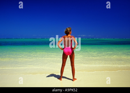 République dominicaine Punta Cana Bavaro Beach jeune femme de 25 ans à la recherche sur la mer. Banque D'Images