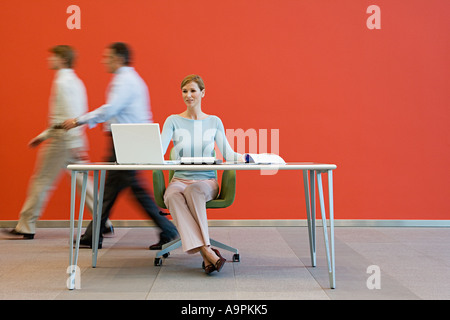 Les hommes marcher passé femme à 24 Banque D'Images