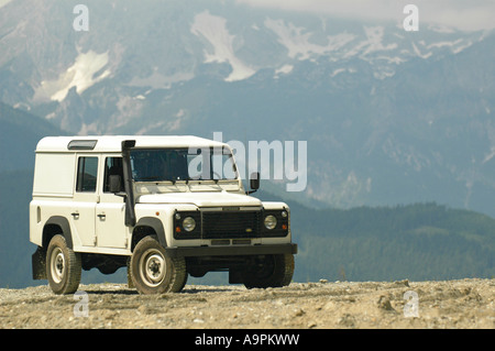 2003 mon Land Rover Defender 110 Station Wagon TD5 posant devant les Alpes autrichiennes. Europe Autriche Hohentauern Steiermark. Banque D'Images