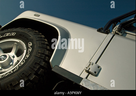 2005 mon Land Rover Defender 90 peinture en argent avec de larges roues en aluminium protection latérale et sur rouleau barre. Banque D'Images