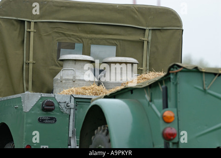 1950 Historique Une série Landrover 80 pouce de transport du lait des mâchoires et des bottes de paille dans un âge relatifs Brookhouse remorque. Banque D'Images