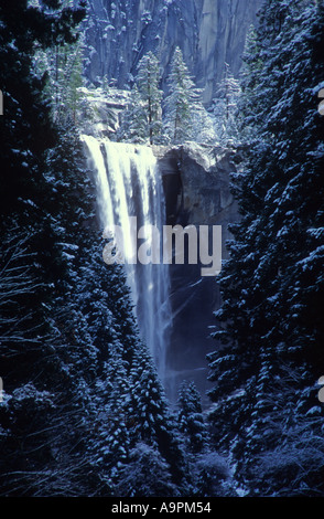 USA Californie Yosemite National Park en hiver Chutes Vernal Banque D'Images
