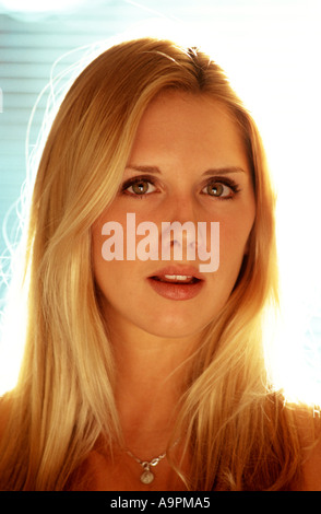 Portrait d'une jeune femme blonde de 18 ans Banque D'Images