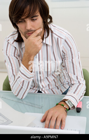 Jeune homme pensant Banque D'Images