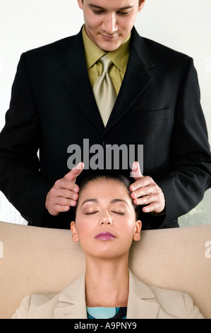 Businessman businesswoman massage Banque D'Images