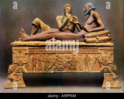 Sarcophage étrusque avec deux figures (forgery connue). Demi-teinte couleur d'une photo Banque D'Images