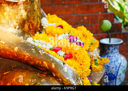 Fleurs et statue de Bouddha, Wat Saket (Le Mont d'Or), Bangkok, Thaïlande Banque D'Images
