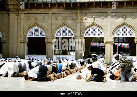 Les gens de prier dans une mosquée Banque D'Images