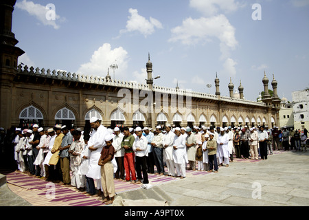 Les gens de prier dans une mosquée Banque D'Images