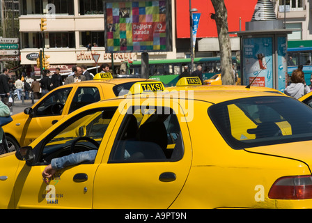 Les taxis jaunes de la circulation sur la place Taksim Istanbul Turquie Banque D'Images