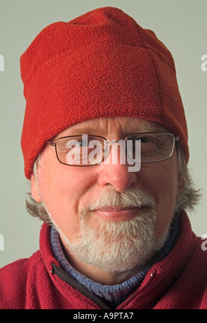 Un homme âgé dans red hat chaud Banque D'Images