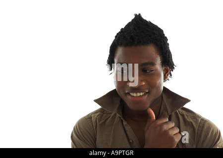 Portrait de jeune homme noir à la mode attrayant de judicieux posent Banque D'Images