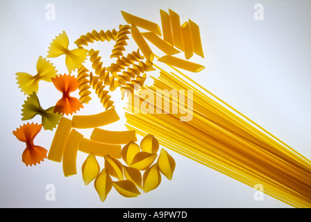 Arrangement de pâtes italiennes disposées sur un caisson lumineux pour former un bouquet Banque D'Images