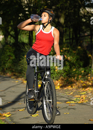 L'eau potable cycliste Banque D'Images