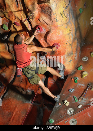 L'homme sur le mur d'escalade Banque D'Images