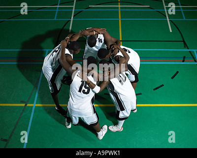 Les joueurs de basket-ball l'entassement Banque D'Images