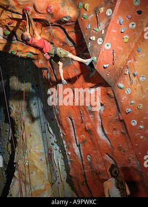 L'homme sur le mur d'escalade Banque D'Images