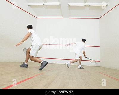 Men playing squash Banque D'Images