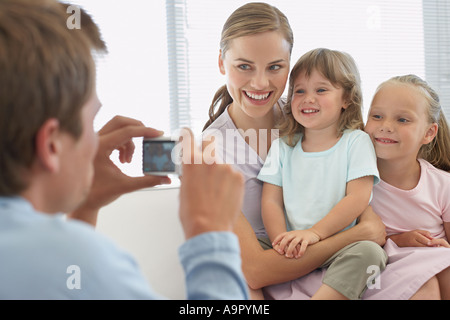 Famille posant pour une photographie Banque D'Images