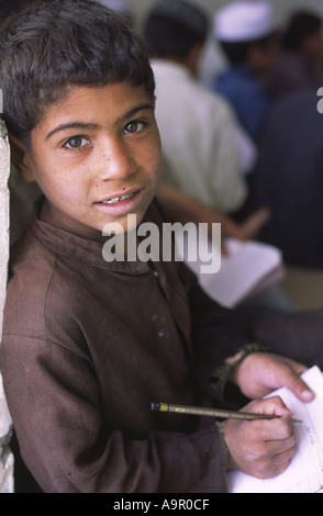 Les jeunes enfants afghans réfugiés recevant quelques heures l'éducation de base d'un projet financé par l'ONG à Quetta Pakistan Balouchistan Banque D'Images