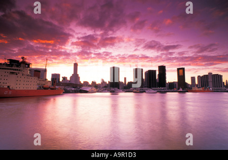 Navires et des tours sur le port de Puerto Madero à Buenos Aires au crépuscule Banque D'Images