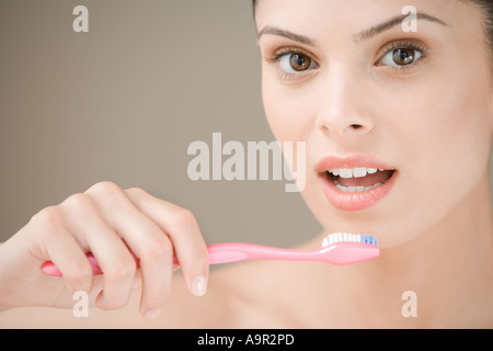 Jeune femme tenant une brosse à dents Banque D'Images