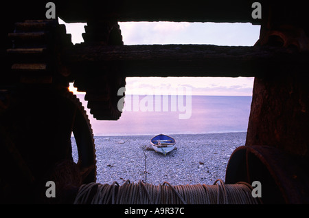 Treuil bateau au coucher du soleil sur la plage de Chesil Dorset UK Banque D'Images