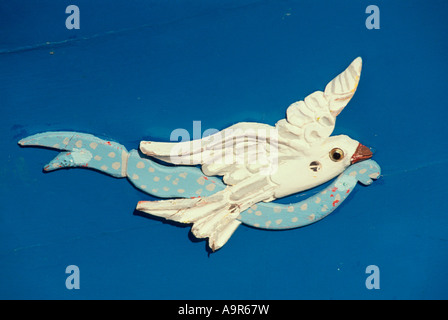 Décoration de coque sculptée sur un bateau de pêche côtière de classe kajjikk Marsaxlokk Malte Îles de Malte Mer Méditerranée Banque D'Images