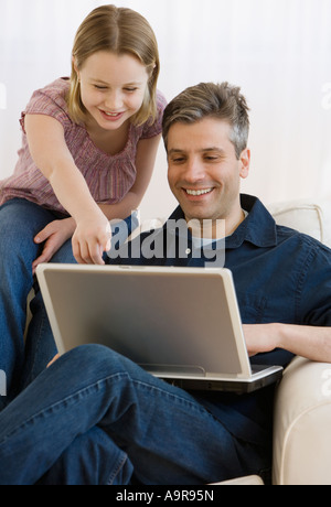 Père et fille looking at laptop Banque D'Images