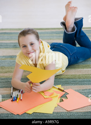 Coupe papier construction fille sur marbre Banque D'Images