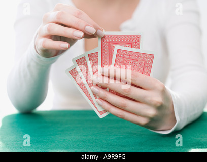 Femme jouant aux cartes Banque D'Images