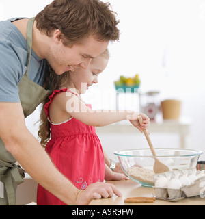 Père et fille mixer dans la cuisine Banque D'Images