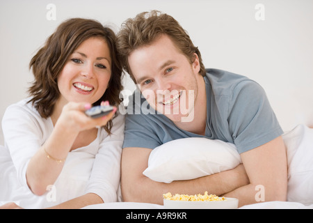Couple watching television Banque D'Images