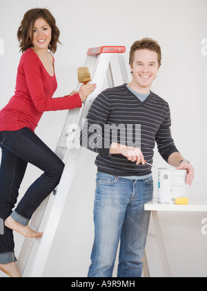 Couple painting à l'intérieur Banque D'Images