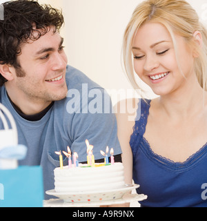 L'homme regardant amie sourire à gâteau d'anniversaire Banque D'Images